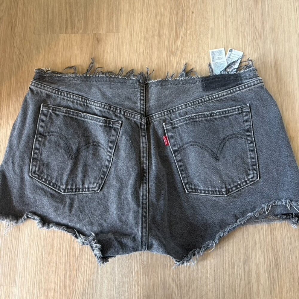 Levi’s high rise faded black raw hem button fly shorts 34" - Picture 7 of 7